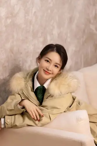 李沁卡其色派克大衣搭配森林绿渐变毛衣,被温暖包裹下的笑容更加甜美