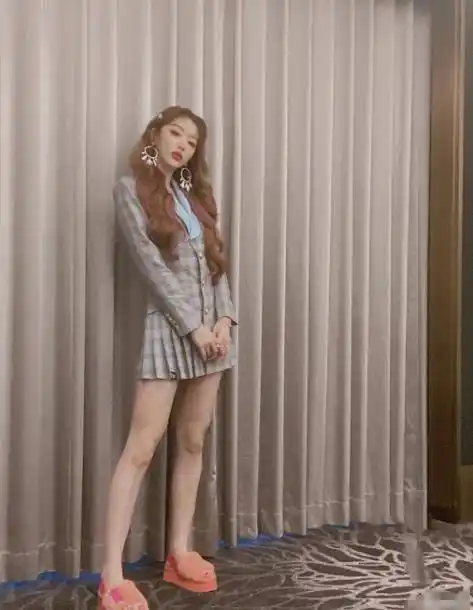 孔雪儿大胆挑战15cm短裙,当她坐下的那一刻:男粉都不淡定了_运动鞋