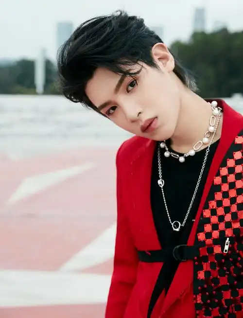 黄明昊宇宙打歌中心#mc&歌手双重身份无缝切换,@jjjustin0219身穿烈焰