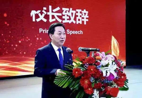 点赞重庆一中举行高21届高三成人典礼