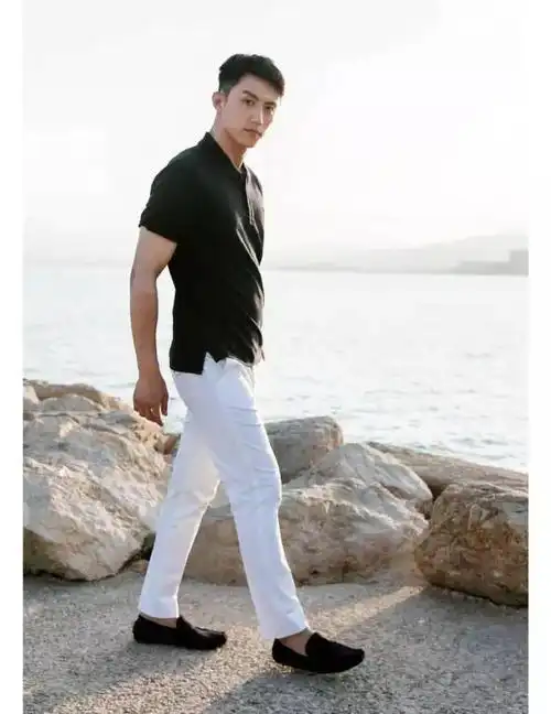 慵懒的纯色polo和深蓝色的牛仔裤,挽袖子的那种休闲感黄景瑜简单的白t