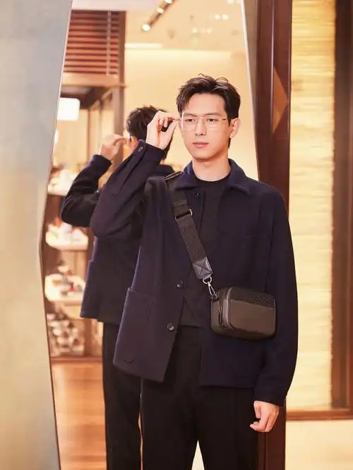 2021年9月27日讯,李现作为杰尼亚品牌代言人参加品牌活动并拍摄写真