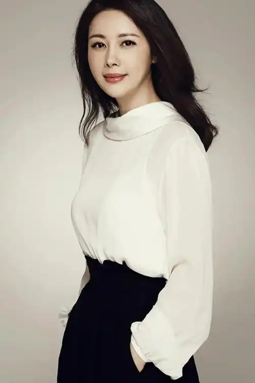 承欢记:邓英美貌如昔,46岁未婚生活却愈发优雅动人