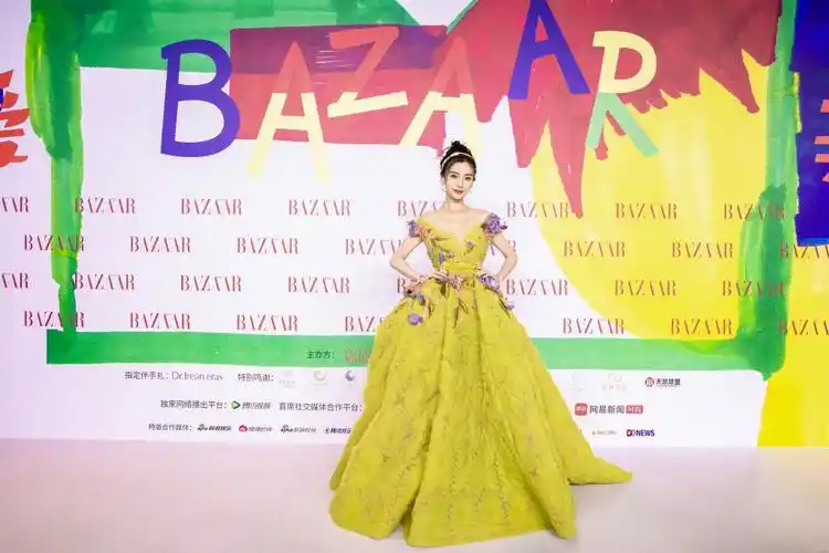 2021时尚芭莎慈善晚宴暖心开幕02璀璨星光照亮乡村儿童的未来