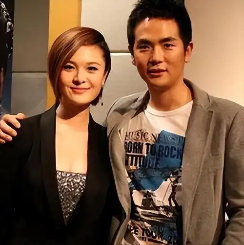 关于婚姻状况,有人说她已经和温太医的饰演者张晓龙结婚.