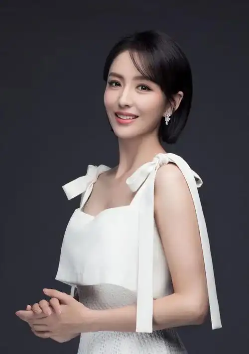 佟丽娅离婚后更大胆透明裙显饱满身材成熟魅力更迷人