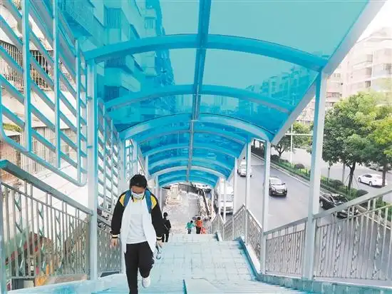 迎宾西路(贯溪市场)人行天桥投入使用 行人过马路更安全方便了