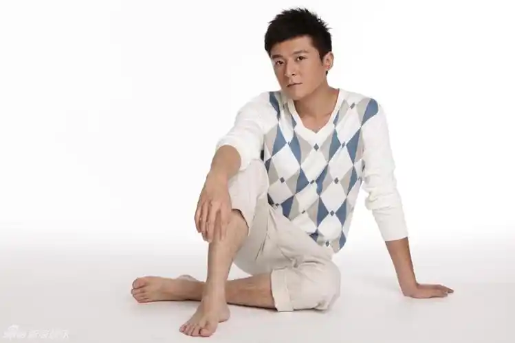 朱雨辰夏日清凉写真首曝光 挥洒青春活力无限