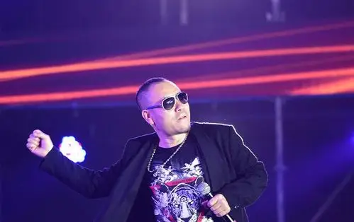 零点乐队嗨翻全场,主唱周晓鸥年近五十依然活力四射