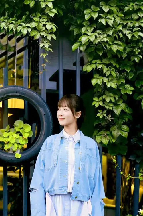 杨紫向往5穿搭亮眼夹克叠穿印花衬衫超时尚美得清新脱俗