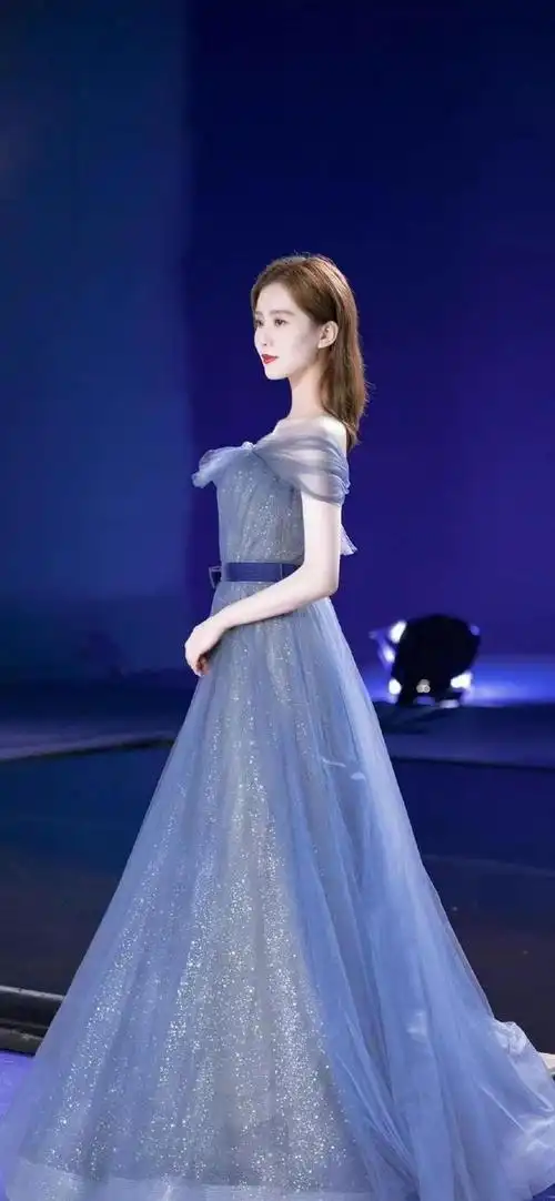 刘诗诗拍牙刷广告也这么高级一袭冰蓝色礼服出镜美得宛若仙女
