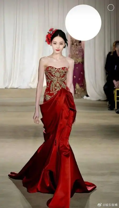 粉丝给迪丽热巴p的礼服裙,红色真的好适合大美女……|迪丽热巴_新浪