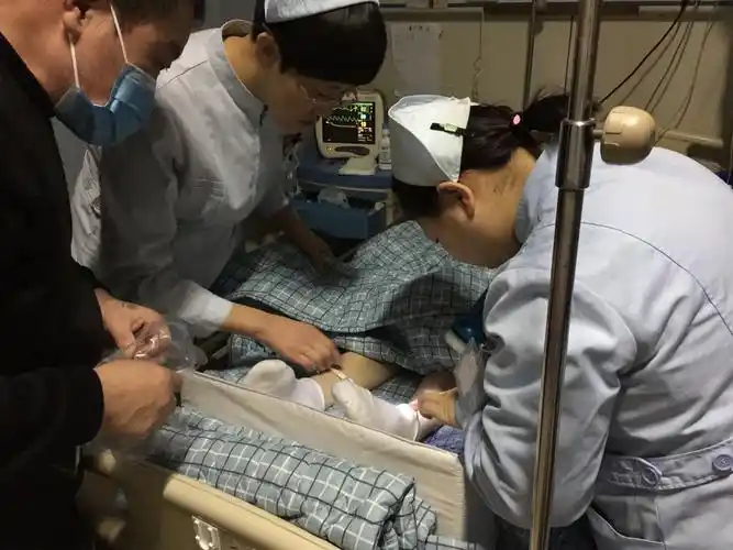 深夜我们在认真的检查病人皮肤