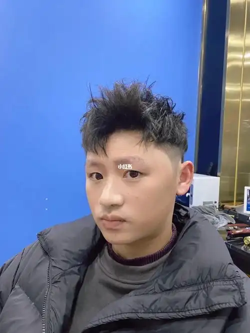 不过需要注意的是,头发少,自然卷发的男生不要选择碎盖头这种发型.