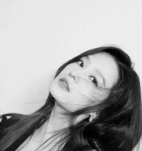 李沁小沈阳共进晚餐视频曝光,李沁离开后,小沈阳在路边抽烟_合作_黑色