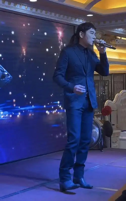 焦恩俊站在台上献唱,虽然面部肌肉已经明显松弛,但依然还能看到李寻欢