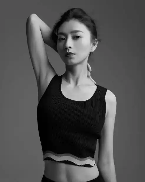 原创"沈眉庄"斓曦太低调,百万房车宽敞到可以直立站人!