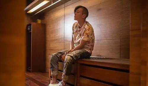 陈冠希晒帅照狂放不羁 "阴阳头"发型十分抢眼