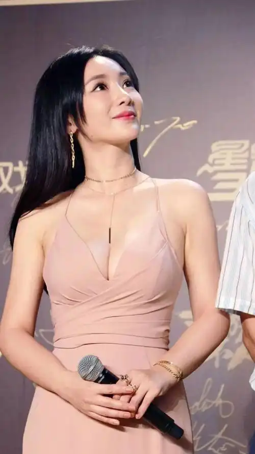 柳岩罕见性感图12张福利