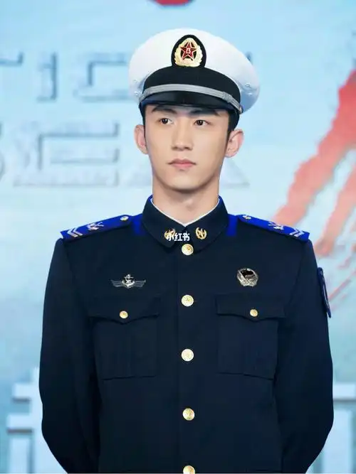 黄景瑜穿军装的hjy完美踩中我的审美