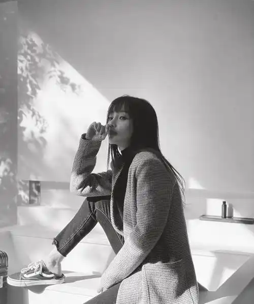 原创李小璐久违晒营业照当镜头转向侧颜时立体下巴让人移不开眼