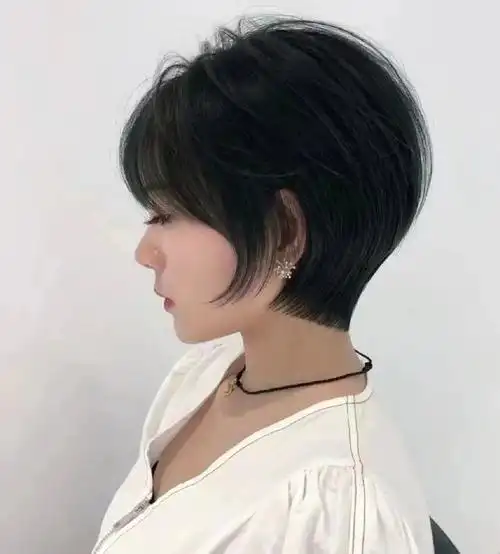 饱满后脑勺短发的特点是后脑勺部分剪得比较短而且层次分明,可以让