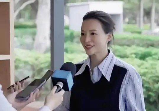 董卿抽烟(董卿抽烟的图片)