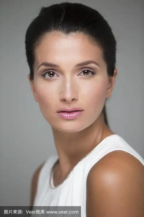 美丽年轻女人的大头照