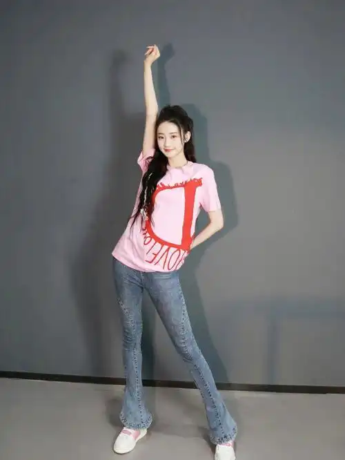 张艺凡演绎七夕"以爱环绕"限定系列,配以open skate运动鞋,以粉色系