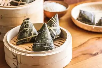 装在木色蒸屉里的端午节粽子