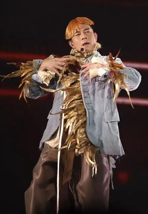 郭富城红馆个唱造型奇特,不请嘉宾唱跳27首歌,方媛带俩女儿观看