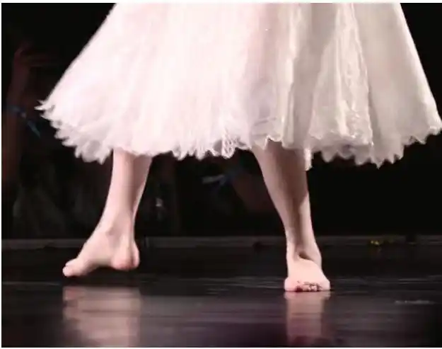 张艺凡光脚跳芭蕾,镜头特写到脚部,粉丝们心疼了
