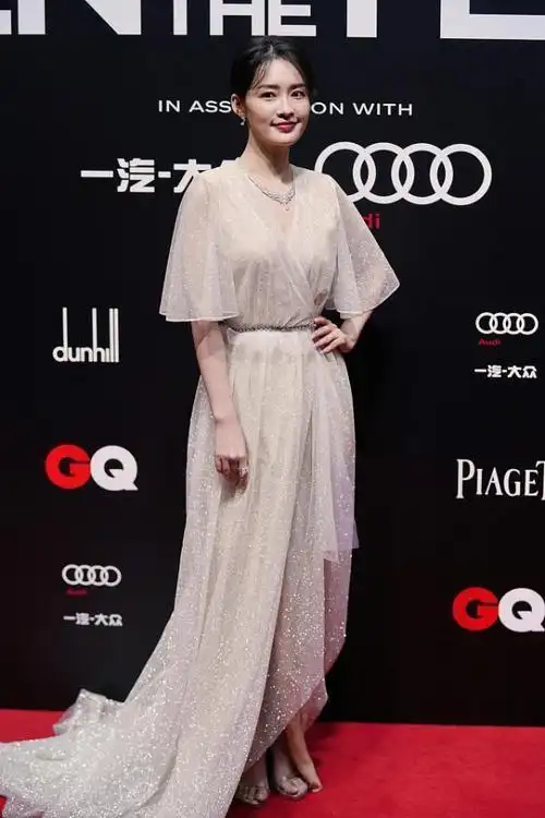 李沁的少女气质还那么足穿拼接蓬蓬裙有点松垮身材真挺瘦的