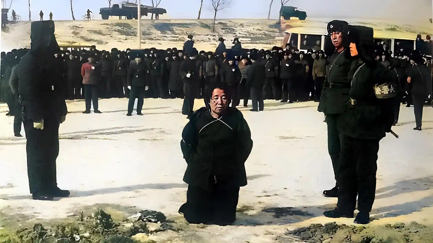 1980年,建国以来最大的贪污罪犯王守信被押上刑场,被行刑队处决.