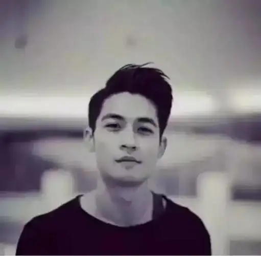 前前任男友石正祥,比她小5岁,家里做棕榈油生意,新加坡百亿小开.