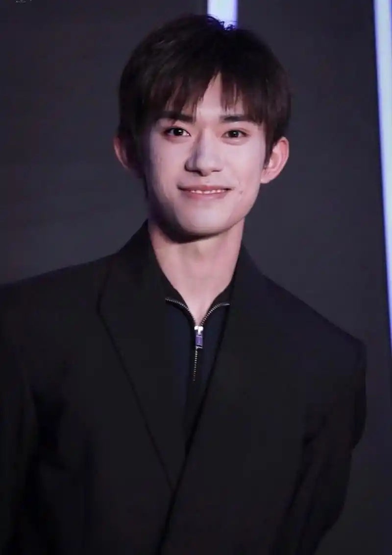 镜头下的易烊千玺,你看他笑得是不是太宠溺了.