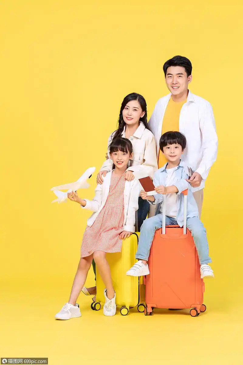 一家四口周末出行郊游小男孩男孩