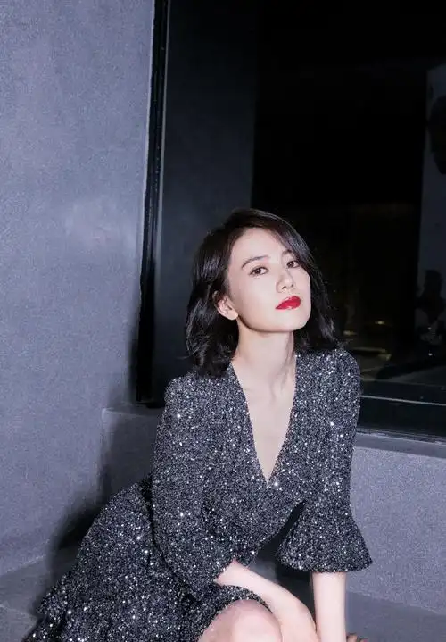 高圆圆的气质无敌了,穿bling连衣裙好惊艳,完全看不出她是70后