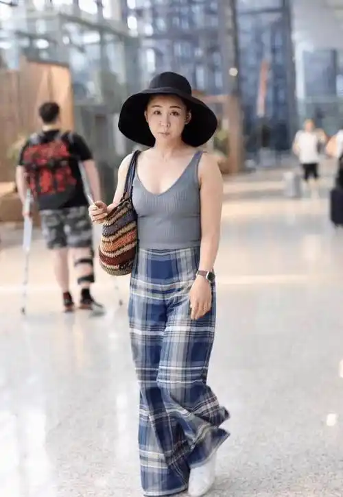 李小萌个子小但敢穿,紧身背心配阔腿裤,丰满身材至少显胖10斤