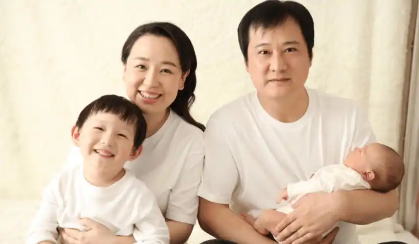 "国民闺女"关凌:长大后成了主持人,老公姬姓,儿女名字超有趣_宋丹丹