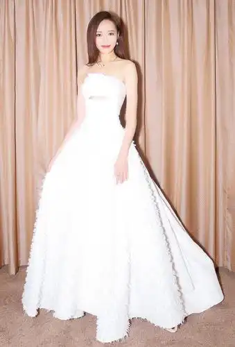 唐嫣白色抹胸礼服美过赵丽颖网友称赞美如仙女