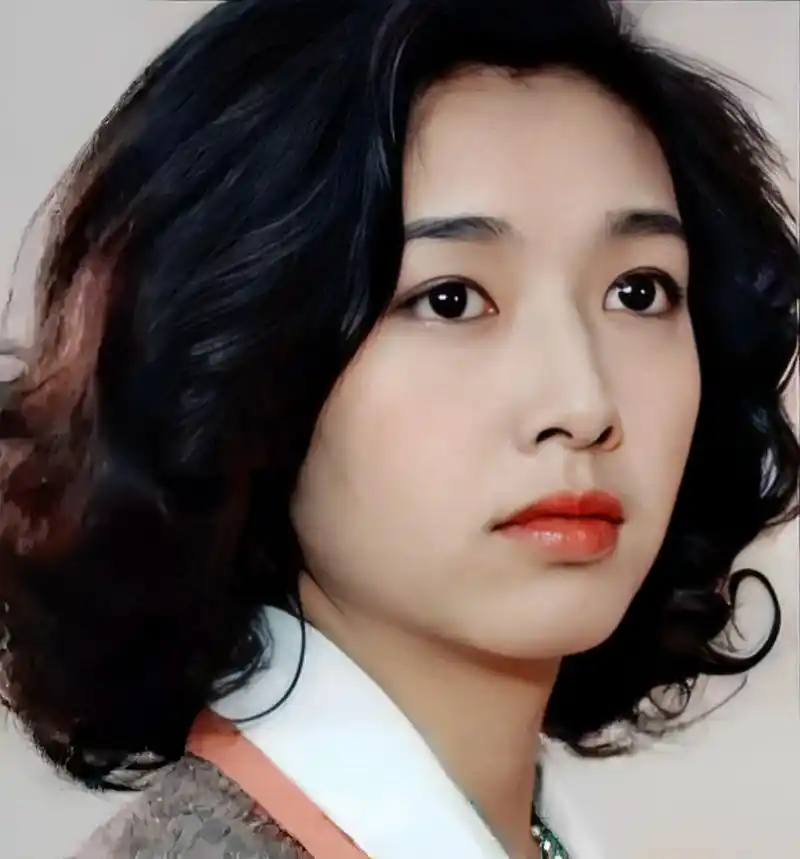 年轻时的江珊!绝美双眼,璀璨脸庞