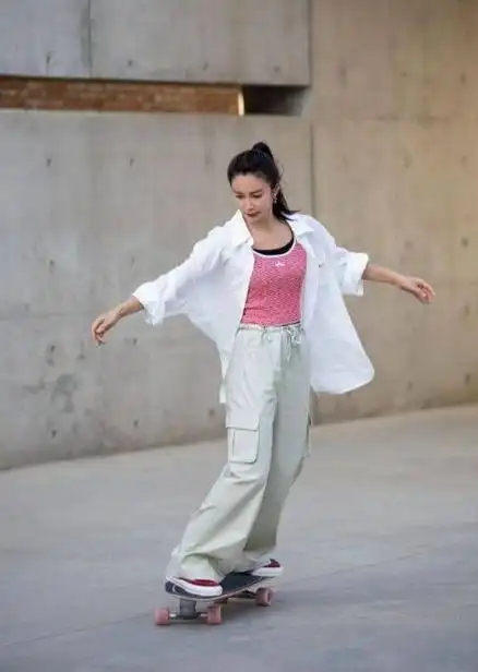 李冰冰绑着漂亮的马尾辫,整个人显得格外年轻,像个活力满满的运动少女