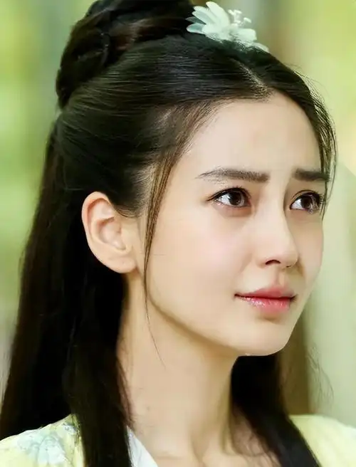 真尴尬了杨颖参加亲子活动,穿衣打扮时髦却被其他家长冷落了