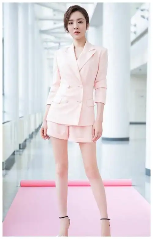 王晓晨越看越好看:古风装显端庄,简约装显知性,31岁美若画中人