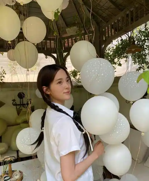 欧阳娜娜身穿黑色挂衣身材好,双手保持身材光滑迷人,皮肤细腻无瑕