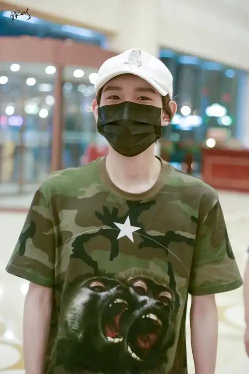 当粉丝看到王源的胳膊特写图时,就再也笑不出来了