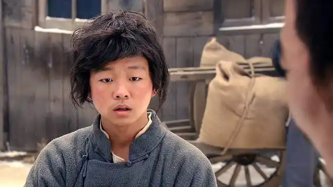 青岛往事:小乞丐城中寻亲,竟遇上好心大叔相助,心里暖暖的-影视综视频