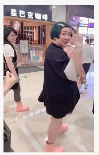 郭德纲妻子近照被抓拍,瘦身后颜值回春,穿时尚染头发打扮似辣妹_王慧