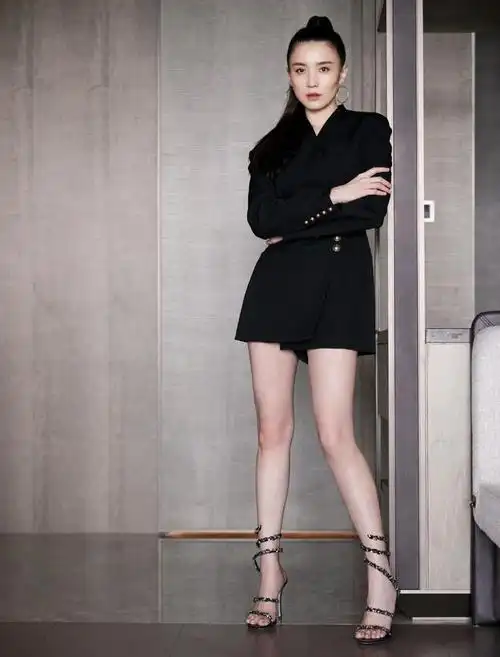 39岁宋佳身材不输超模白衬衫搭牛仔裤飒爽又帅气轻松年轻10岁